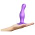 Strap-on-me Curvy M - bølget sugekoppdildo (lilla)
