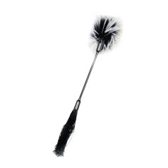 Pisk og kilende i ett (svart-hvitt)